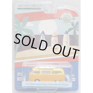 画像: 2017 GREENLIGHT HOBBY EXCLUSIVE 【1971 VOLKSWAGEN TYPE 2 VAN with SURF BOARDS】  YELLOW-ORANGE/RR