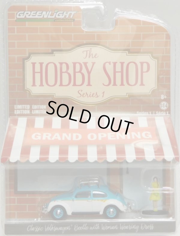 画像1: 2017 GREENLIGHT THE HOBBY SHOP S1 【CLASSIC VOLKSWAGEN BEETLE WITH WOMAN WEARING DRESS】 LT.BLUE-WHITE/RR