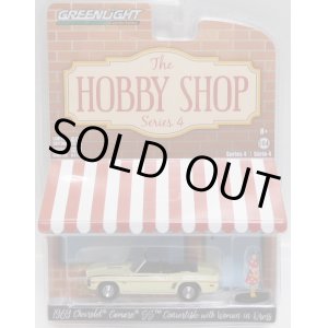 画像: 2018 GREENLIGHT THE HOBBY SHOP S4 【1969 CHEVROLET CAMARO SS CONVERTIBLE with WOMQAN IN DRESS】 CREAM/RR