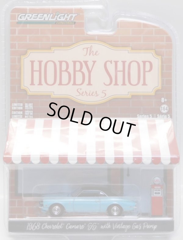 画像1: 2019 GREENLIGHT THE HOBBY SHOP S5 【1967 CHEVROLET CAMARO SS with VINTAGE GAS PUMP】 LT.BLUE/RR