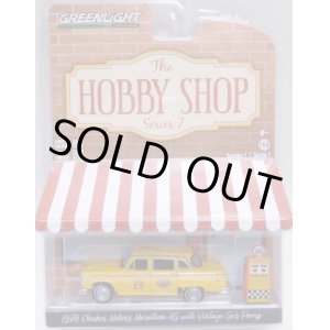 画像: 2019 GREENLIGHT THE HOBBY SHOP S7 【1978 CHECKER MOTORS MARATHON A11 with VINTAGE GAS PUMP】 YELLOW/RR