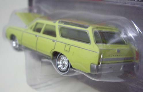 画像: JOHNNY LIGHTNING 2.0  R10 【1964 OLDSMOBILE VISTA CRUISER】 LT.YELLOW/RR