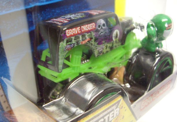 画像: 2014 MONSTER JAM included MONSTER JAM FIGURE! 【GRAVE DIGGER】 BLACK (TRACK ACE TIRES)