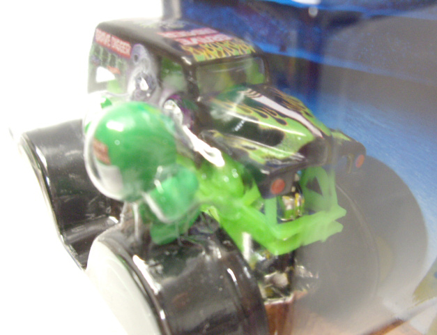 画像: 2014 MONSTER JAM included MONSTER JAM FIGURE! 【GRAVE DIGGER】 BLACK (TRACK ACE TIRES)