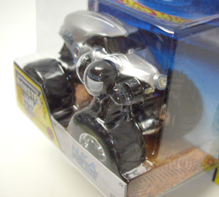 画像: 2014 MONSTER JAM included MONSTER JAM FIGURE! 【N.E.A. POLICE】 SILVER (2014 NEW TRUCK!)