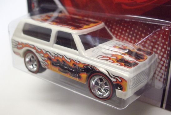 画像: 2011 GARAGE 30CAR SET (バラシ） 【'70 CHEVY BLAZER】　WHITE/RR(WALMART EXCLUSIVE ) 