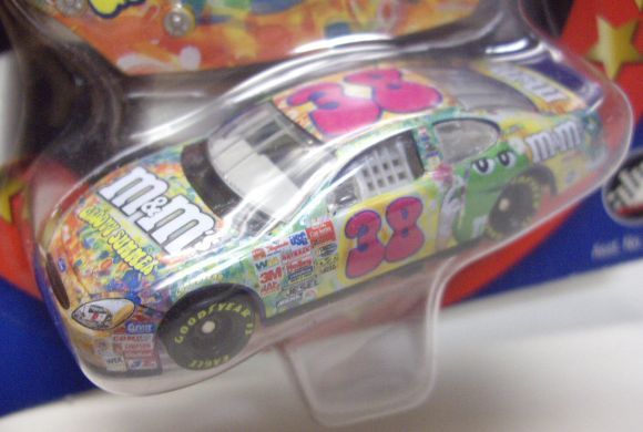 画像: 2003 ACTION - NASCAR WINNER'S CIRCLE 【"#38 M&M'S" FORD TAURUS】 ??? (with 1/24 RACE HOOD)