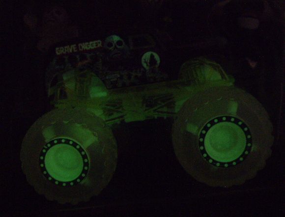 画像: 2014 WALMART MAIL IN PROMO 【GRAVE DIGGER】 BLACK (GLOW IN THE DARK)