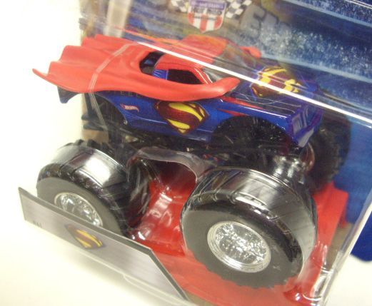 画像: 2016 MONSTER JAM includes STUNT RAMP! 【SUPERMAN】 BLUE-RED（マントパーツ脱着可能）