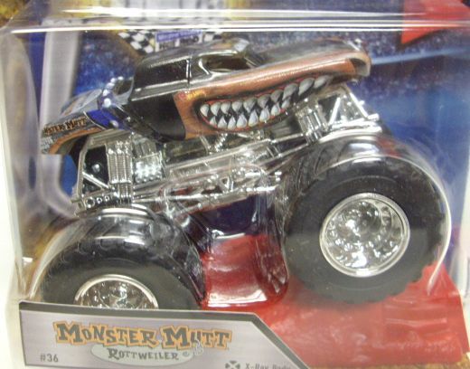 画像: 2016 MONSTER JAM includes STUNT RAMP! 【MONSTER MUTT ROTTWEILER】 BROWN (X-RAY BODY)