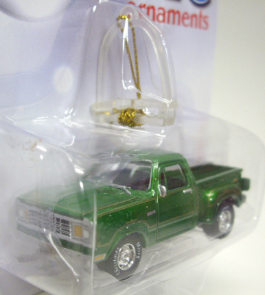 画像: 2016 JOHNNY LIGHTNING - HOLIDAY CLASSICS ORNAMENTS S1 【1978 DODGE WARLOCK】 GREEN/RR　