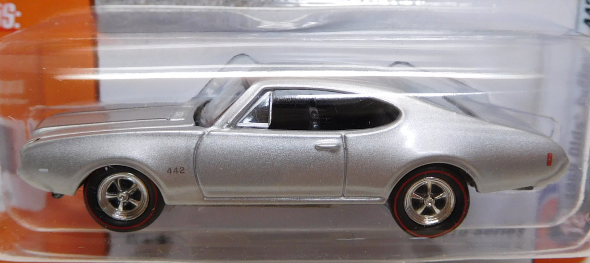 画像: 2016 JOHNNY LIGHTNING - MUSCLE CARS USA S2 【1969 OLDS CUTLASS 4-4-2】 SILVER/RR (1836個限定）