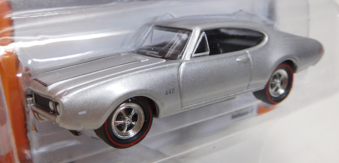 画像: 2016 JOHNNY LIGHTNING - MUSCLE CARS USA S2 【1969 OLDS CUTLASS 4-4-2】 SILVER/RR (1836個限定）