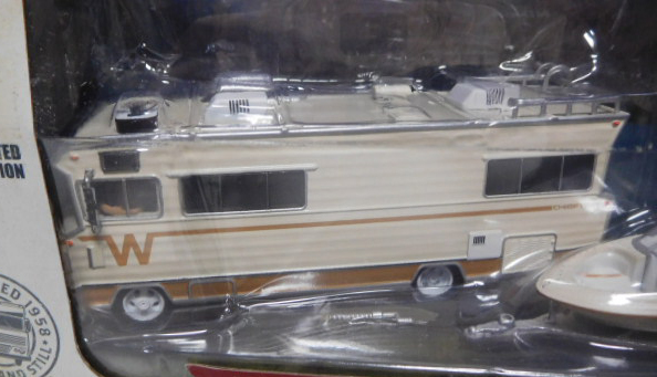 画像: 2017 GREENLIGHT LIMITED EDITION 【1973 WINNEBAGO CHIEFTAIN AND BOAT WITH BOAT TRAILER】 BEIGE/RR