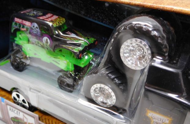 画像: 2016 MONSTER JAM  【TRAVEL TREADS HAULER / GRAVE DIGGER】 BLACK