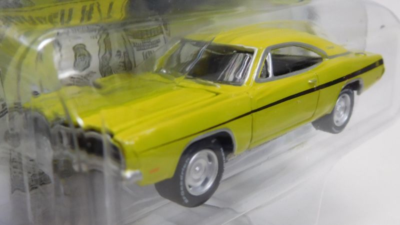 画像: 2017 JOHNNY LIGHTNING - MUSCLE CARS USA S3 【"DARTY MARY CRAZY LARRY" 1968 DODGE CHARGER R/T】 YELLOWGREEN/RR