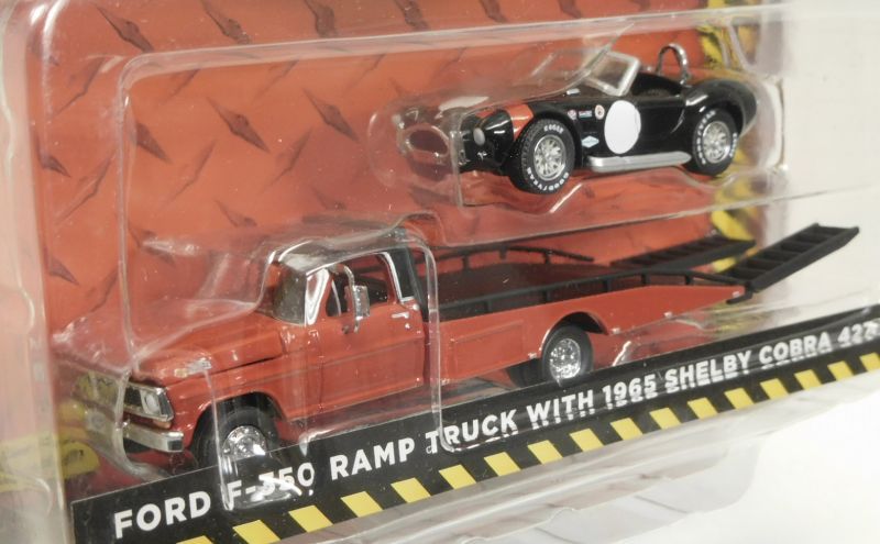 画像: 2017 GREENLIGHT HEAVY DUTY TRUCKS S8 【FORD F-350 RAMP TRUCK with 1965 SHELBY COBRA 427 S/C】 RED-BLACK/RR