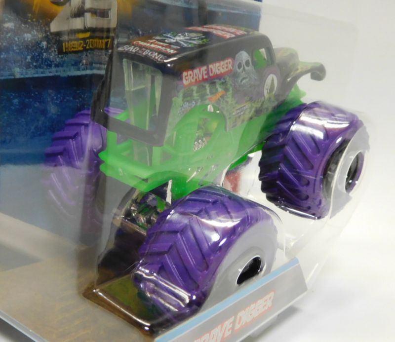 画像: 2017 MONSTER JAM includes TEAM FLAG! 【GRAVE DIGGER】 BLACK (COLOR TREADS)