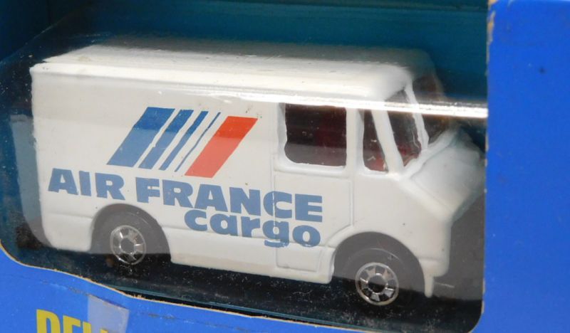 画像: 1990 INTERNATIONAL BOX 【DELIVERY TRUCK (AIR FRANCE CARGO)】 WHITE/BW