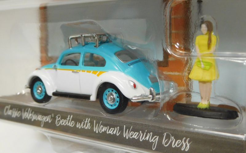 画像: 2017 GREENLIGHT THE HOBBY SHOP S1 【CLASSIC VOLKSWAGEN BEETLE WITH WOMAN WEARING DRESS】 LT.BLUE-WHITE/RR