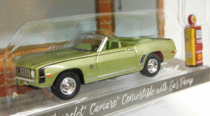 画像: 2017 GREENLIGHT THE HOBBY SHOP S1 【1969 CHEVROLET CAMARO CONVERTIBLE WITH GAS PUMP (SHELL)】 LT.OLIVE/RR