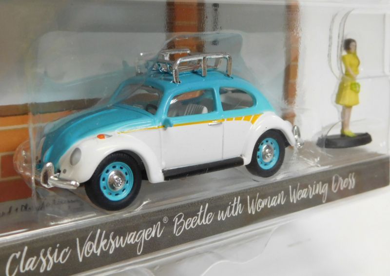 画像: 2017 GREENLIGHT THE HOBBY SHOP S1 【CLASSIC VOLKSWAGEN BEETLE WITH WOMAN WEARING DRESS】 LT.BLUE-WHITE/RR