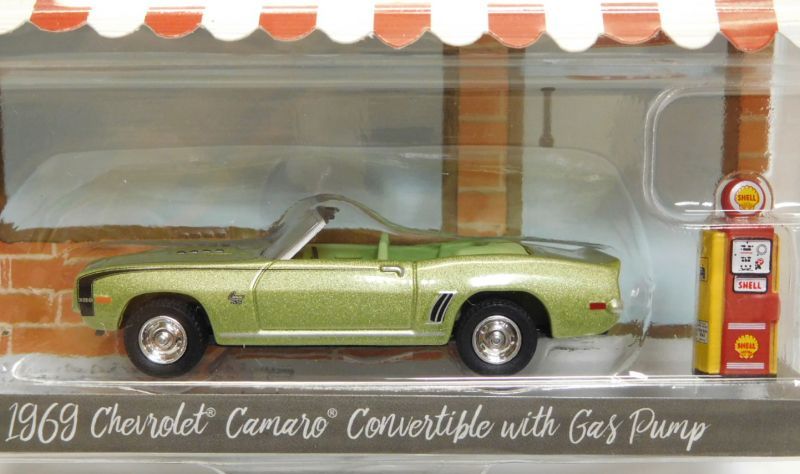 画像: 2017 GREENLIGHT THE HOBBY SHOP S1 【1969 CHEVROLET CAMARO CONVERTIBLE WITH GAS PUMP (SHELL)】 LT.OLIVE/RR