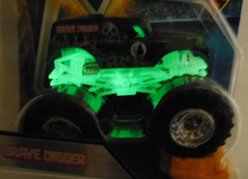 画像: 2018 MONSTER JAM includes RE-CRUSHABLE CAR! 【GRAVE DIGGER】 BLACK (NITE GLO CAGE)