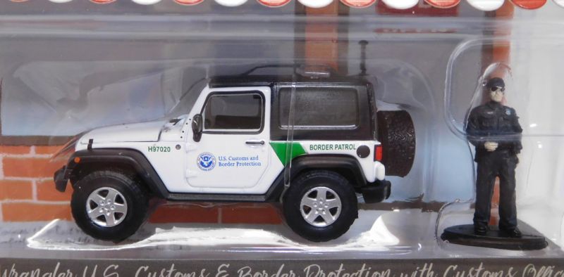 画像: 2018 GREENLIGHT THE HOBBY SHOP S2 【2016 JEEP WRANGLER U.S. CUSTOMS & BORDER PROTECTION WITH CUSTOMS OFFICER】 WHITE/RR