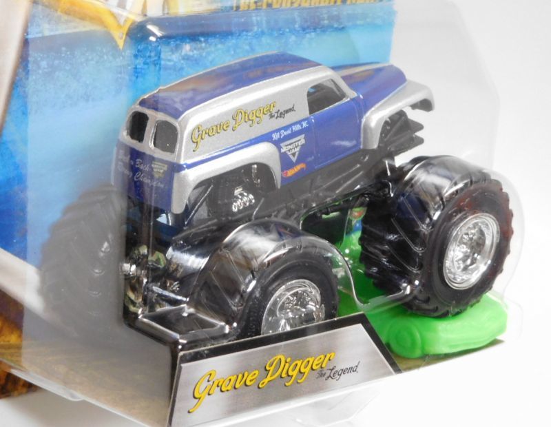 画像: 2018 MONSTER JAM includes RE-CRUSHABLE CAR! 【GRAVE GIGGER THE LEGEND】 SILVER-BLUE (TOUR FAVORITES)