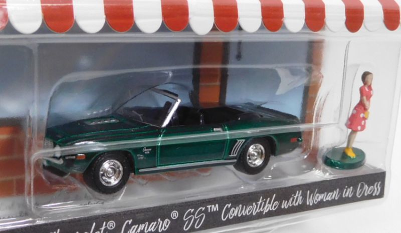 画像: 2018 GREENLIGHT THE HOBBY SHOP S4 【1969 CHEVROLET CAMARO SS CONVERTIBLE with WOMQAN IN DRESS】 CREAM/RR (GREEN MACHINE)