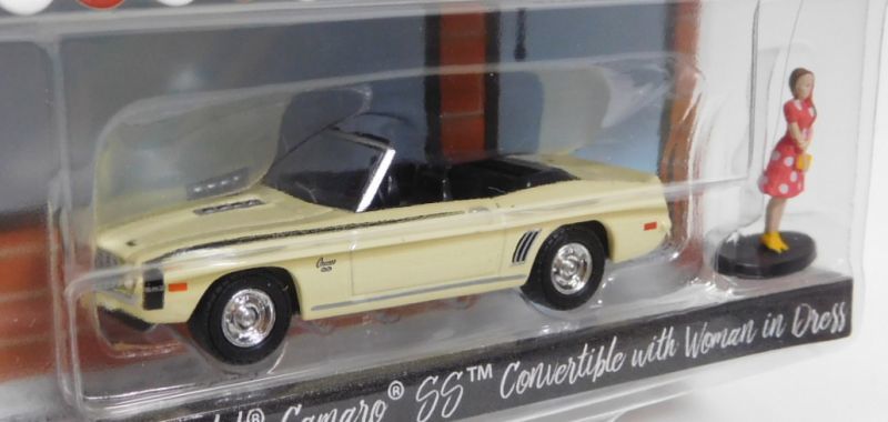 画像: 2018 GREENLIGHT THE HOBBY SHOP S4 【1969 CHEVROLET CAMARO SS CONVERTIBLE with WOMQAN IN DRESS】 CREAM/RR