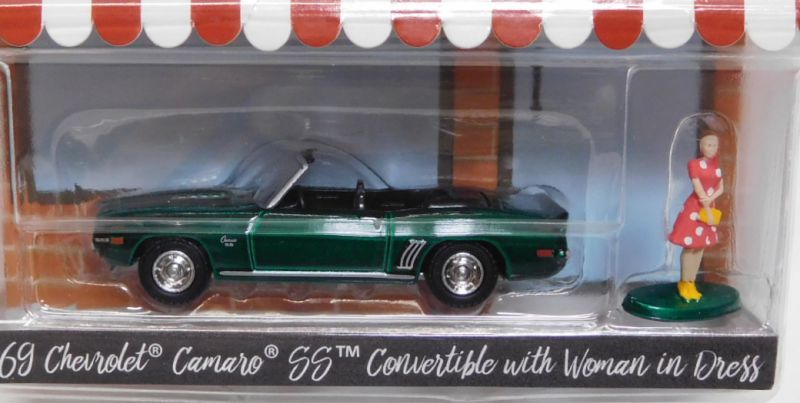 画像: 2018 GREENLIGHT THE HOBBY SHOP S4 【1969 CHEVROLET CAMARO SS CONVERTIBLE with WOMQAN IN DRESS】 CREAM/RR (GREEN MACHINE)