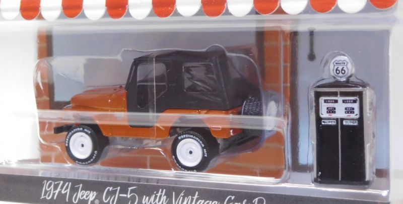 画像: 2019 GREENLIGHT THE HOBBY SHOP S5 【1974 JEEP CJ-5 with VINTAGE GAS PUMP】 BROWN/RR