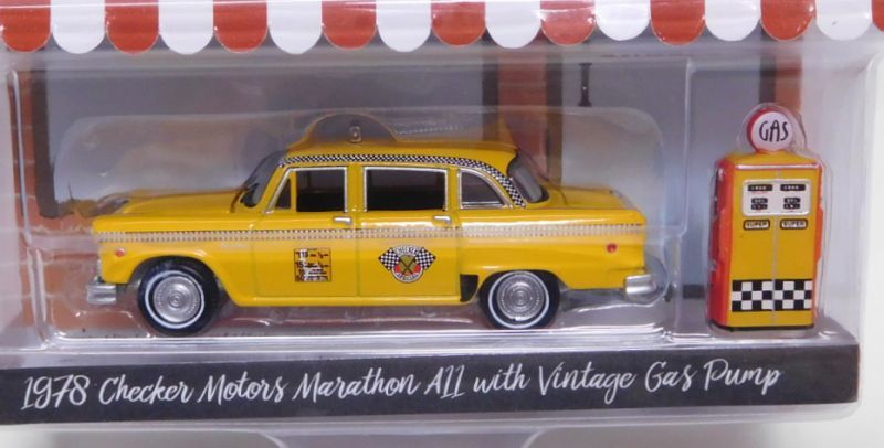 画像: 2019 GREENLIGHT THE HOBBY SHOP S7 【1978 CHECKER MOTORS MARATHON A11 with VINTAGE GAS PUMP】 YELLOW/RR