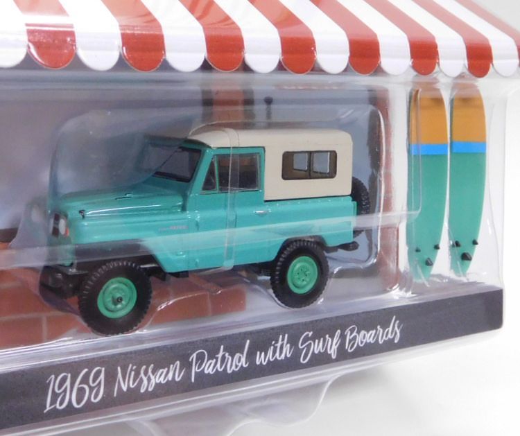 画像: 2019 GREENLIGHT THE HOBBY SHOP S7 【1969 NISSAN PATROL with SURF BOARDS】 PLAE GREEN/RR