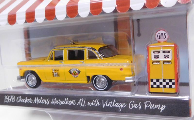 画像: 2019 GREENLIGHT THE HOBBY SHOP S7 【1978 CHECKER MOTORS MARATHON A11 with VINTAGE GAS PUMP】 YELLOW/RR