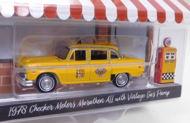 画像: 2019 GREENLIGHT THE HOBBY SHOP S7 【1978 CHECKER MOTORS MARATHON A11 with VINTAGE GAS PUMP】 YELLOW/RR