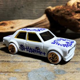 画像: HELLS DEPT 2020 - BOO Pinstriping x JDC13 【"陶器シリーズ" DATSUN BLUEBIRD 510 (カスタム完成品）】WHITE(花）/RR （送料サービス適用外）