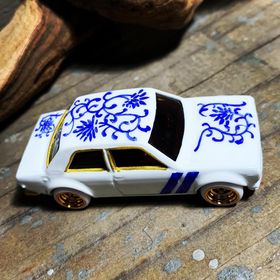 画像: HELLS DEPT 2020 - BOO Pinstriping x JDC13 【"陶器シリーズ" DATSUN BLUEBIRD 510 (カスタム完成品）】WHITE(斜二本）/RR （送料サービス適用外）