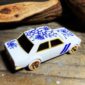 画像: HELLS DEPT 2020 - BOO Pinstriping x JDC13 【"陶器シリーズ" DATSUN BLUEBIRD 510 (カスタム完成品）】WHITE(斜二本）/RR （送料サービス適用外）