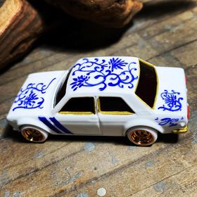 画像: HELLS DEPT 2020 - BOO Pinstriping x JDC13 【"陶器シリーズ" DATSUN BLUEBIRD 510 (カスタム完成品）】WHITE(斜二本）/RR （送料サービス適用外）