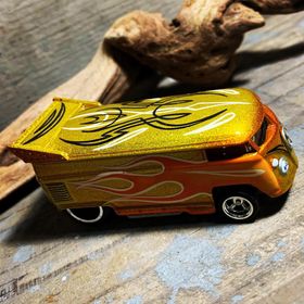 画像: HELLS DEPT 2020 - BOO Pinstriping x JDC13 【”グラデ－ション” VW DRAG BUS (カスタム完成品）】YELLOW-ORANGE(WH)/RR （送料サービス適用外）