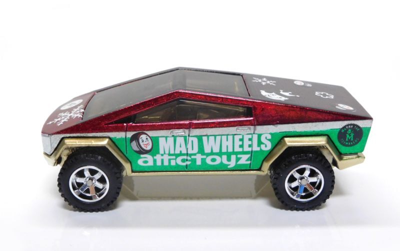 画像: MAD WHEELS (マッドホイール） 【"HOLIDAY EDITION" TESLA CYBERTRUCK (カスタム完成品）】RED-GREEN/RR （送料サービス適用外） 