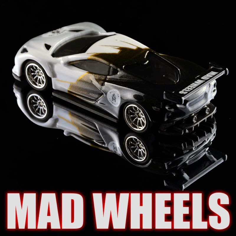 画像: MAD WHEELS (マッドホイール） 【CORVETTE C8.R (カスタム完成品）】 WHITE-BLACK/RR （送料サービス適用外） 