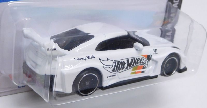 画像: 【"LIBERTY WALK" LB-SILHOUETTE WORKS GT NISSAN 35GT-RR VER.2】WHITE/DD8