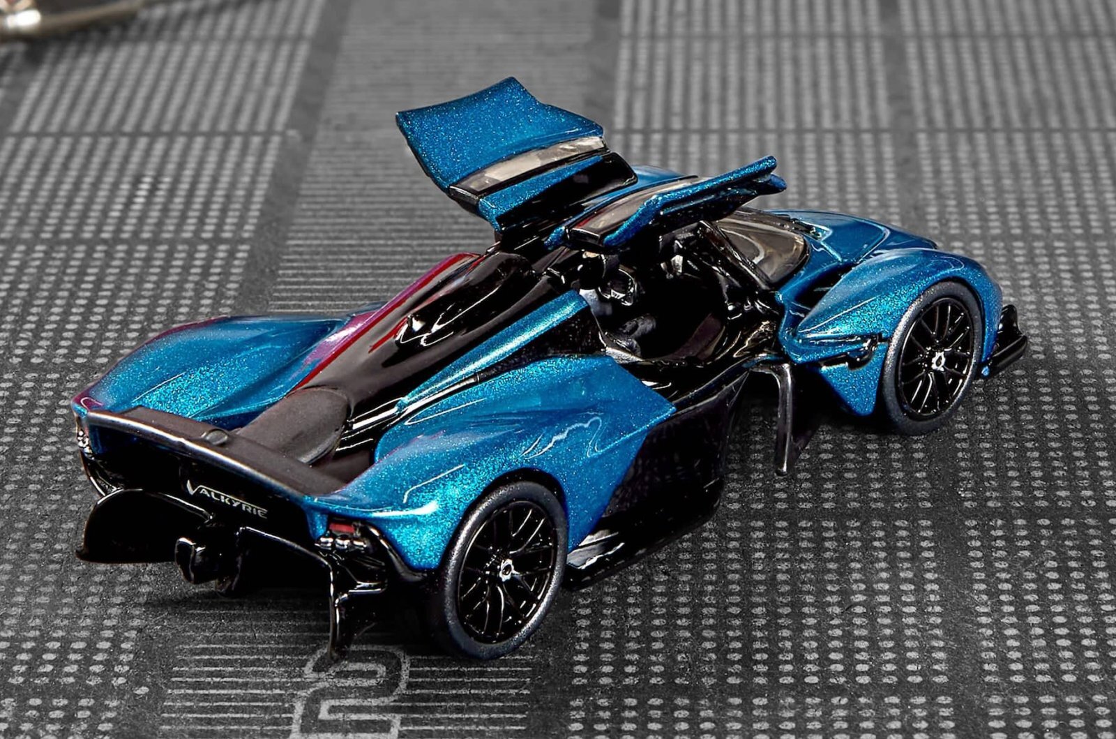 画像: 2025 RLC EXCLUSIVE "ELITE 64" 【ASTON MARTIN VALKYRIE (ガルウイング開閉)】MET.TEAL/RR