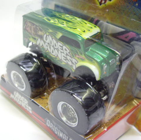 画像: 2010 MONSTER JAM FLAG SERIES 【UDDER MADNESS - DAIRY DELIVERY (HOT WHEELS ORIGINALS)】　GREEN (TAMPOバリエーション・牛柄小）